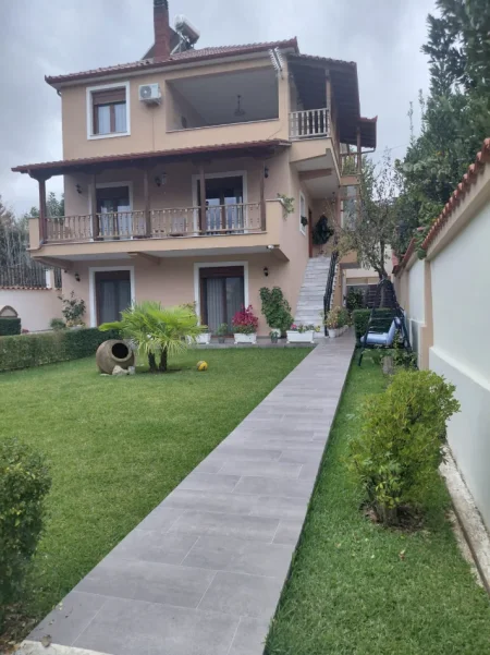 Tirane, jepet me qera apartament 2 Katshe , 180 m² 1.300 € (Ali Demi)