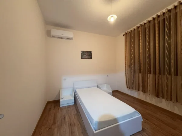 Tirane, jepet me qera apartament 2 Katshe , 180 m² 1.300 € (Ali Demi)