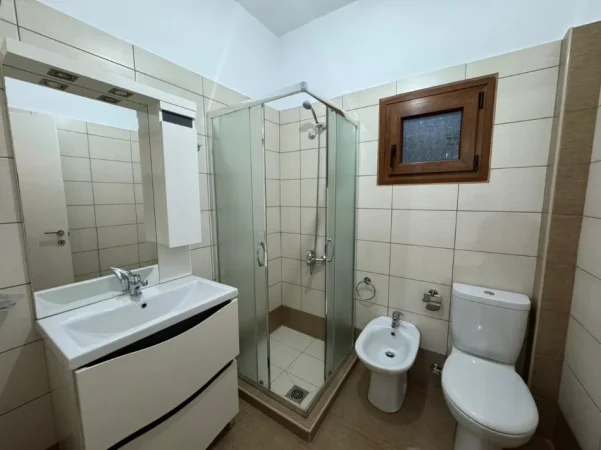 Tirane, jepet me qera apartament 2 Katshe , 180 m² 1.300 € (Ali Demi)