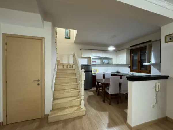 Tirane, jepet me qera apartament 2 Katshe , 180 m² 1.300 € (Ali Demi)