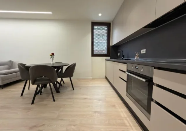 Tirane, jepet me qera apartament 1+1 , 75 m² 1.200 € 