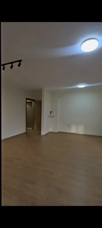 Tirane, jepet me qera zyre Kati 6, 122 m² 400 € (5 MAJI)