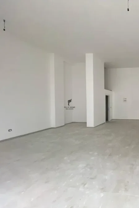 Tirane, jepet me qera dyqan Kati 0, 95 m² 1.500 € (RRUGA E DIBRES)