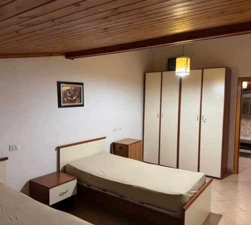 Tirane, jepet me qera apartament 1+1+Ballkon Kati 3, 114 m² (Rr.Kahreman Ylli, P.40, Ap.7)