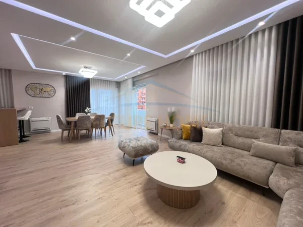 Tirane, jepet me qera apartament 3+1 Kati 7, 175 m² 2.000 € (shkolla e kuqe)