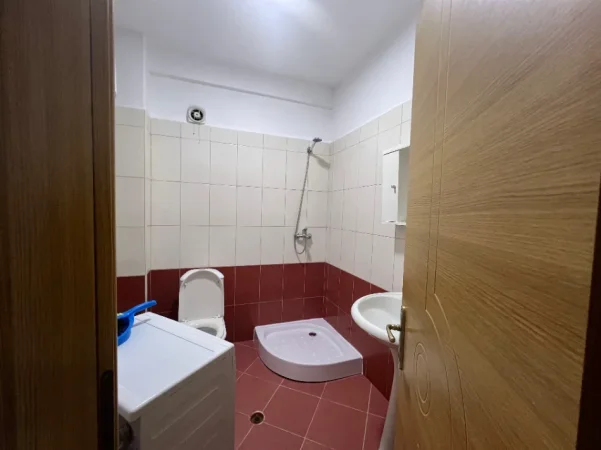 Tirane, jepet me qera apartament 2+1 Kati 3, 110 m² 450 € (Pranë Vilës L.)