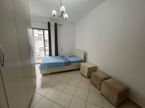Tirane, jepet me qera apartament 2+1 Kati 3, 110 m² 450 € (Pranë Vilës L.)
