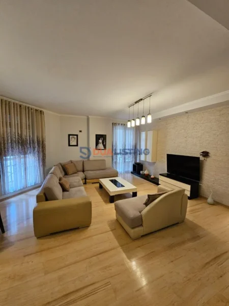 Tirane, jepet me qera apartament 2+1 , 130 m² 900 € (21 Dhjetori)