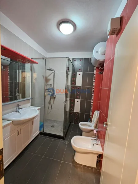 Tirane, jepet me qera apartament 2+1 , 130 m² 900 € (21 Dhjetori)
