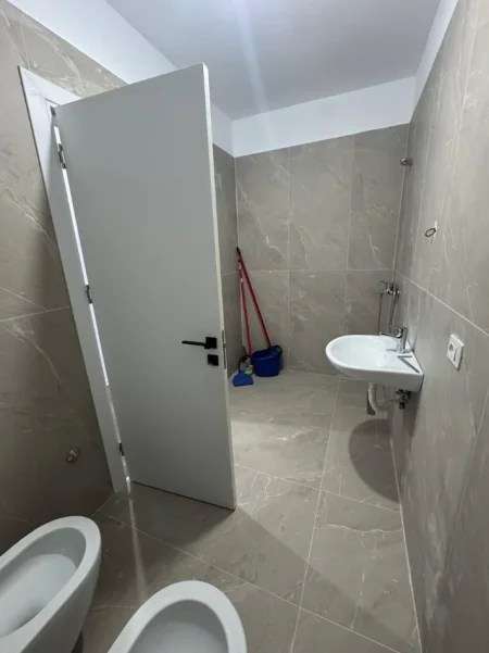 Tirane, jepet me qera apartament 2+1 Kati 5, 90 m² 650 € (5 Maji)