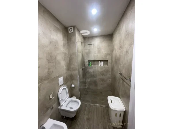Tirane, jepet me qera apartament 1+1+Ballkon Kati 7, 69 m² 600 € (materniteti i ri)