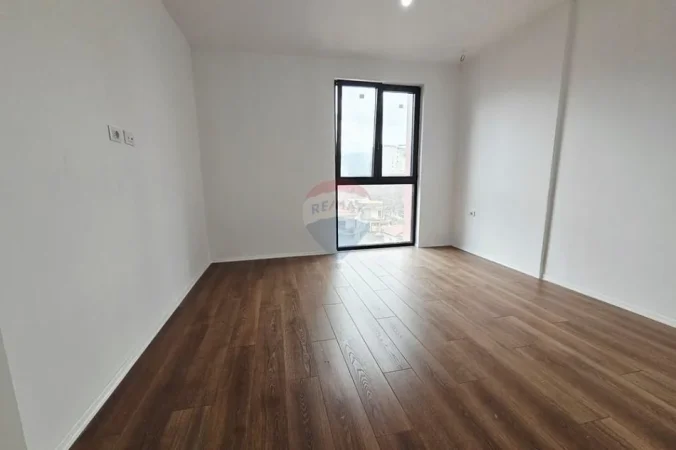 Tirane, jepet me qera zyre Kati 4, 80 m² 1.200 € (Rruga Kavajes)