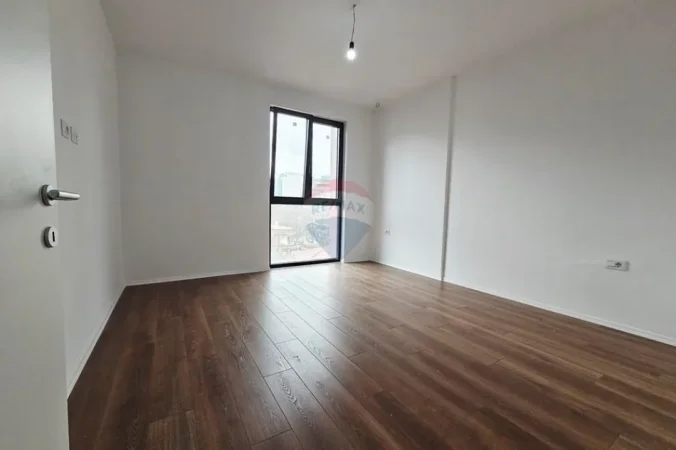 Tirane, jepet me qera zyre Kati 4, 80 m² 1.200 € (Rruga Kavajes)