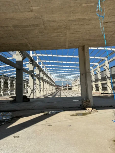 Tirane, jepet me qera magazine Kati 0, 2.200 m² 11.000 € (Kombinat)