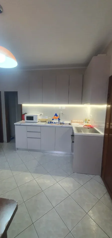 Tirane, jepet me qera apartament 2+1+Ballkon Kati 3, 100 m² 520 € 