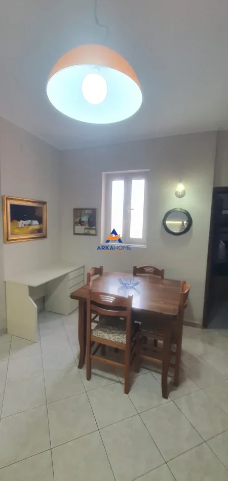 Tirane, jepet me qera apartament 2+1+Ballkon Kati 3, 100 m² 520 € 