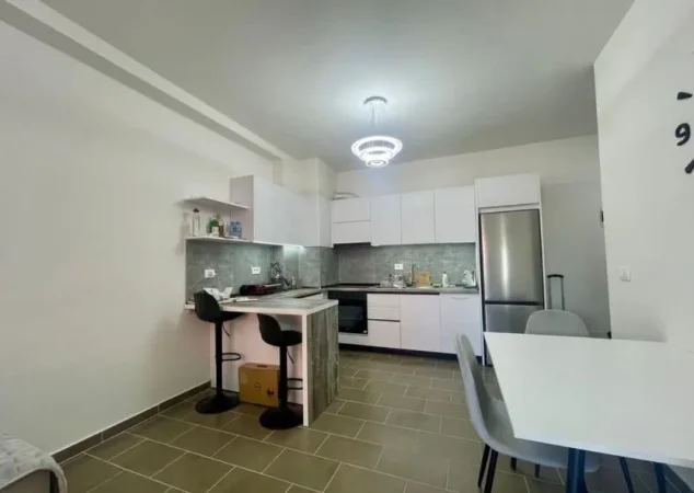 Tirane, jepet me qera apartament 1+1 Kati 8, 70 m² 500 € (GOLDEN PARK 3)