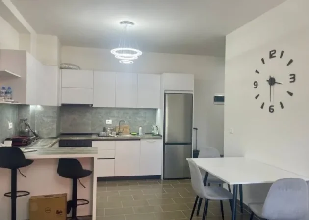 Tirane, jepet me qera apartament 1+1 Kati 8, 70 m² 500 € (GOLDEN PARK 3)
