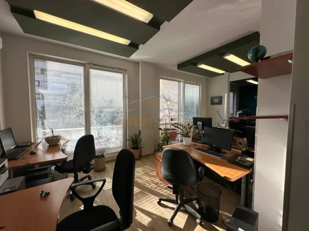 Tirane, jepet me qera ambjent biznesi Kati 3, 120 m² 1.700 € (shallvaret)