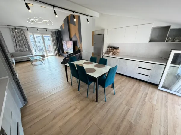 Tirane, jepet me qera apartament+verande | Penthouse 3+1 Kati 3, 200 m² 1.500 € 