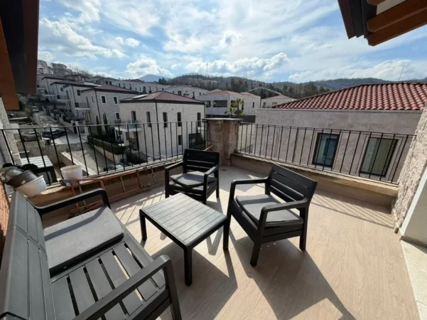 Tirane, jepet me qera apartament+verande | Penthouse 3+1 Kati 3, 200 m² 1.500 € 