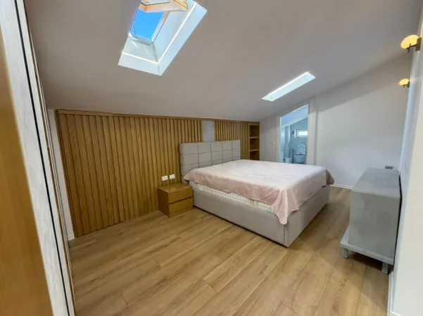 Tirane, jepet me qera apartament+verande | Penthouse 3+1 Kati 3, 200 m² 1.500 € 