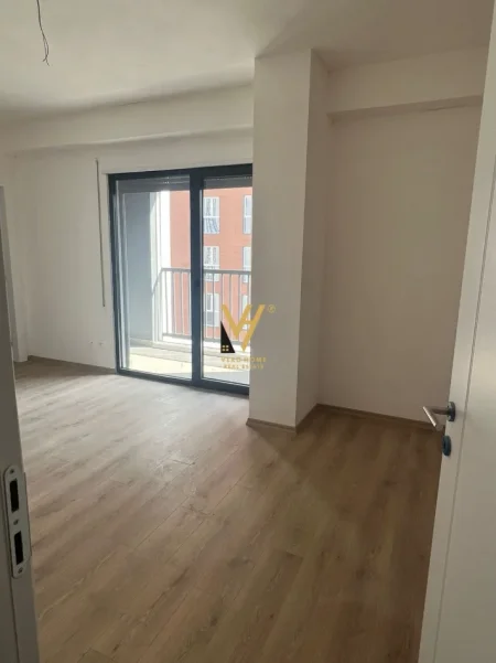 Tirane, jepet me qera ambjent biznesi Kati 3, 116 m² 700 € (JORDAN MISJA)