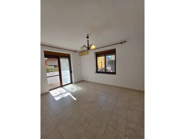 Tirane, jepet me qera zyre Kati 1, 63 m² 950 € 