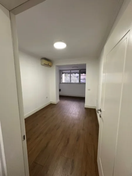 Tirane, jepet me qera zyre Kati 1, 130 m² 1.100 € (BLLOK)