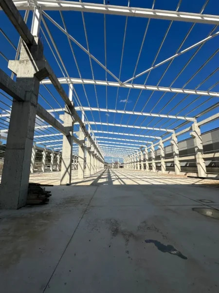 Tirane, jepet me qera magazine Kati 0, 4.400 m² 22.000 € (Kombinat)