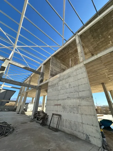 Tirane, jepet me qera magazine Kati 0, 4.400 m² 22.000 € (Kombinat)