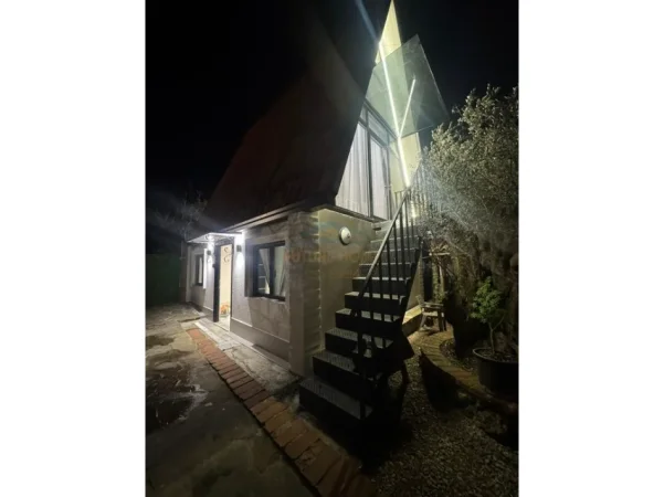 Tirane, jepet me qera Vile 1+1 , 80 m² 650 € (Babrru)