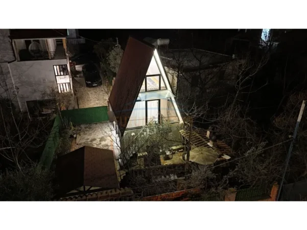 Tirane, jepet me qera Vile 1+1 , 80 m² 650 € (Babrru)