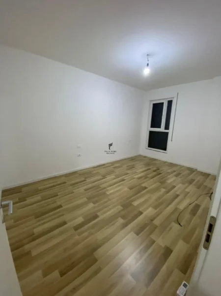 Tirane, jepet me qera zyre Kati 9, 75 m² 450 € (DON BOSKO)