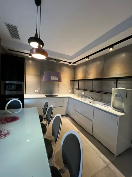 Tirane, jepet me qera apartament duplex Dublex Kati 1, 215 m² 2.000 € (Kodra e Diellit)