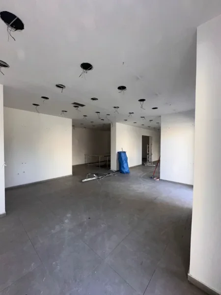 Tirane, jepet me qera dyqan Kati 0, 306 m² 8.000 € (BLLOK)