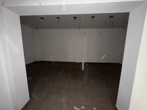 Tirane, jepet me qera dyqan Kati 0, 306 m² 8.000 € (BLLOK)