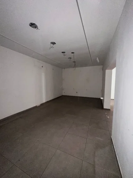 Tirane, jepet me qera dyqan Kati 0, 306 m² 8.000 € (BLLOK)