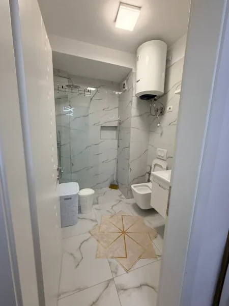 Tirane, jepet me qera apartament 1+1+Ballkon Kati 5, 60 m² 480 € (Yzberisht)