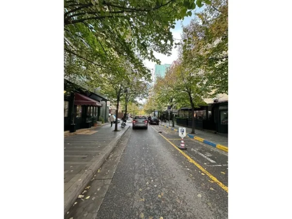 Tirane, jepet me qera ambjent biznesi Kati -1, 40 m² 1.300 € (Bllok)