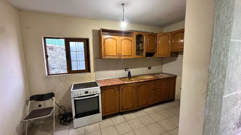 Tirane, jepet me qera shtepi 1+1 Kati 1, 50 m² 250 € (Shinat, Laprake)