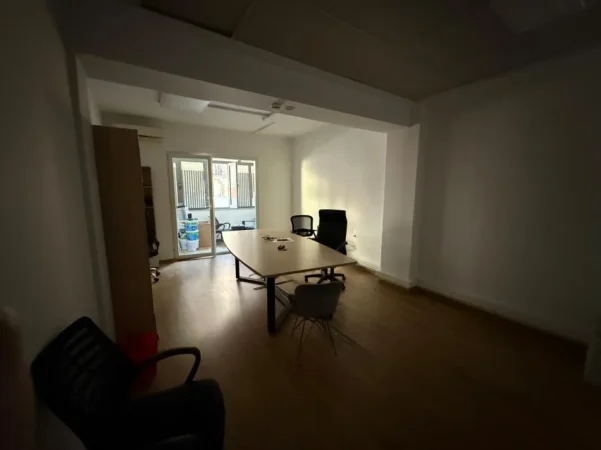 Tirane, jepet me qera ambjent biznesi Kati 1, 311 m² 3.000 € (Ish blloku, Rr.Sami Frasheri)