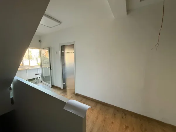 Tirane, jepet me qera ambjent biznesi Kati 1, 311 m² 3.000 € (Ish blloku, Rr.Sami Frasheri)