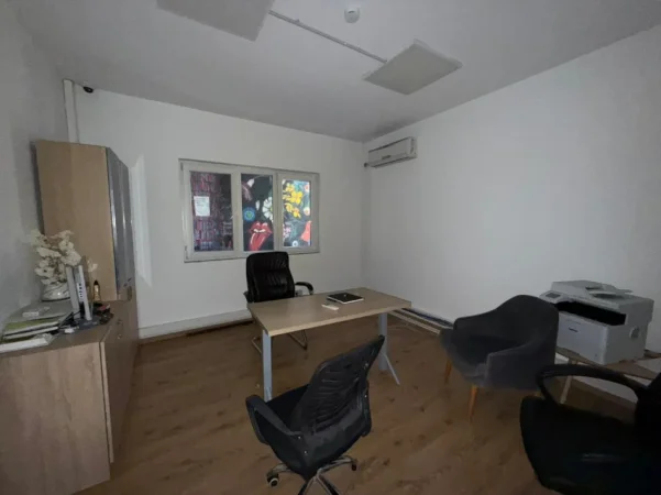 Tirane, jepet me qera ambjent biznesi Kati 1, 311 m² 3.000 € (Ish blloku, Rr.Sami Frasheri)