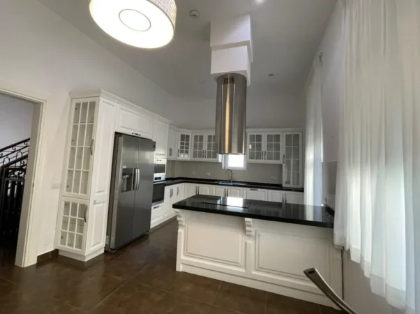 Tirane, jepet me qera Vile 3 Katshe , 335 m² 4.500 € 