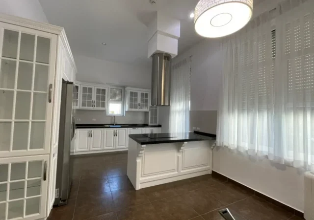 Tirane, jepet me qera Vile 3 Katshe , 335 m² 4.500 € 