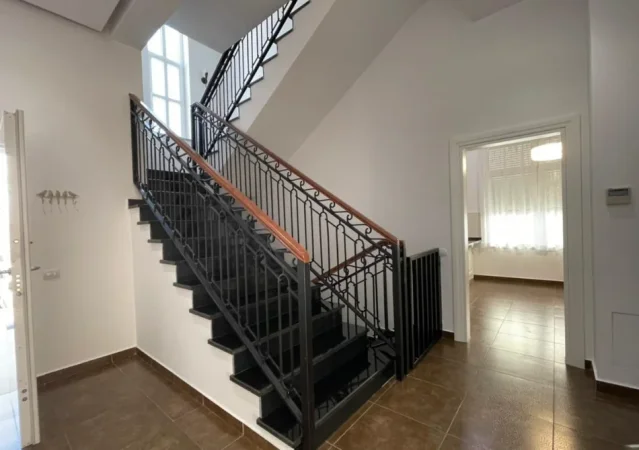 Tirane, jepet me qera Vile 3 Katshe , 335 m² 4.500 € 