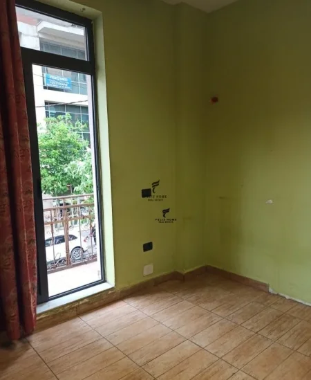 Tirane, jepet me qera ambjent biznesi Kati 3, 70 m² 600 € (QENDER)