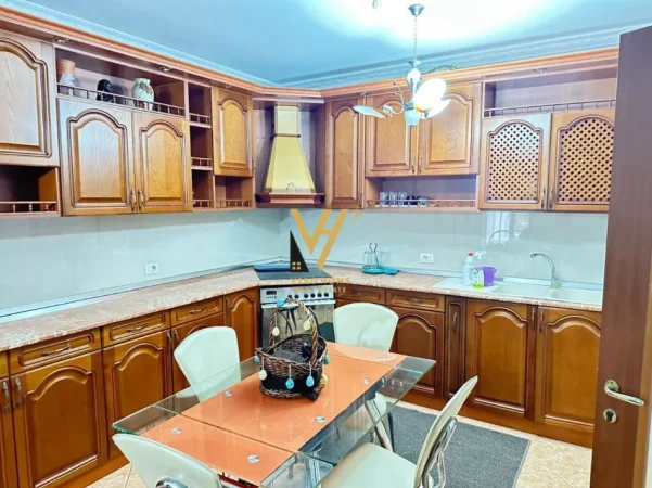 Tirane, jepet me qera apartament 2+1+Ballkon Kati 3, 115 m² 720 € (ZOGU I ZI)