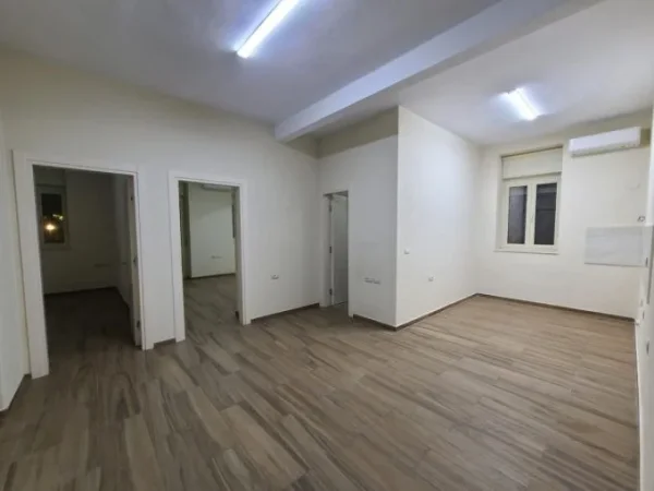 Tirane, jepet me qera apartament 2+1 Kati 2, 75 m² 1.000 € (bulevardi zogu i pare)